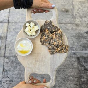 קרש עגול עם ידיות עץ