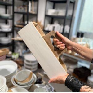 מעמד עץ עם ידית נשיאה